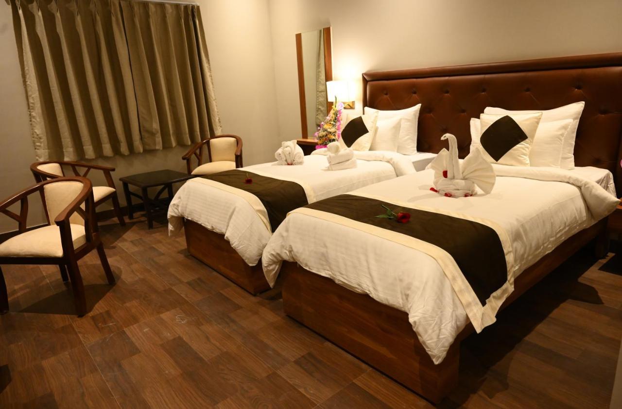 Neel Clarks Inn Express Агра Екстериор снимка