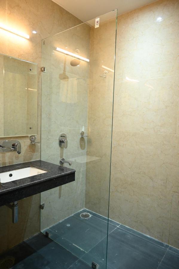 Neel Clarks Inn Express Агра Екстериор снимка
