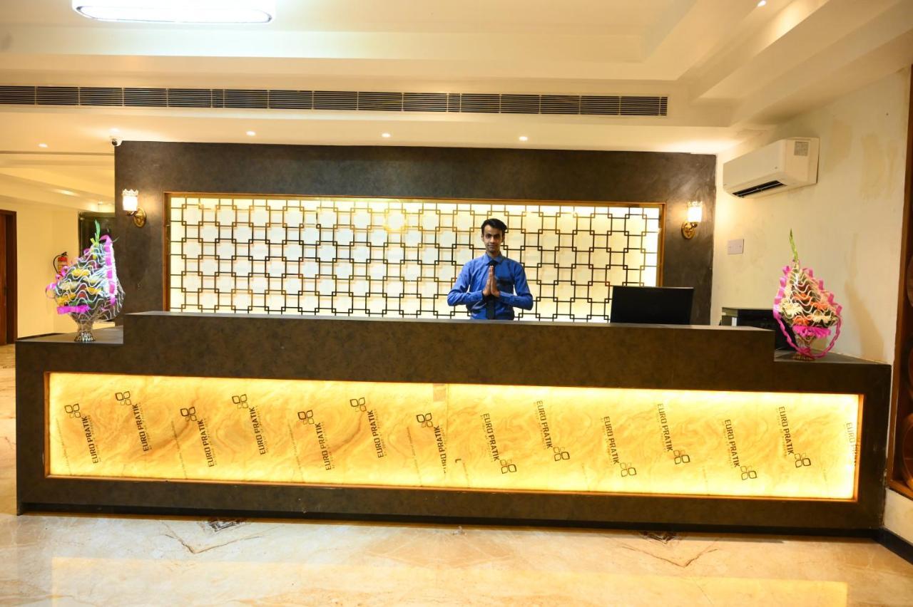 Neel Clarks Inn Express Агра Екстериор снимка