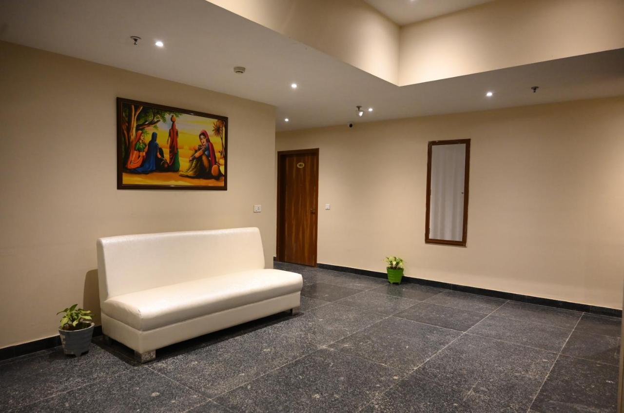 Neel Clarks Inn Express Агра Екстериор снимка