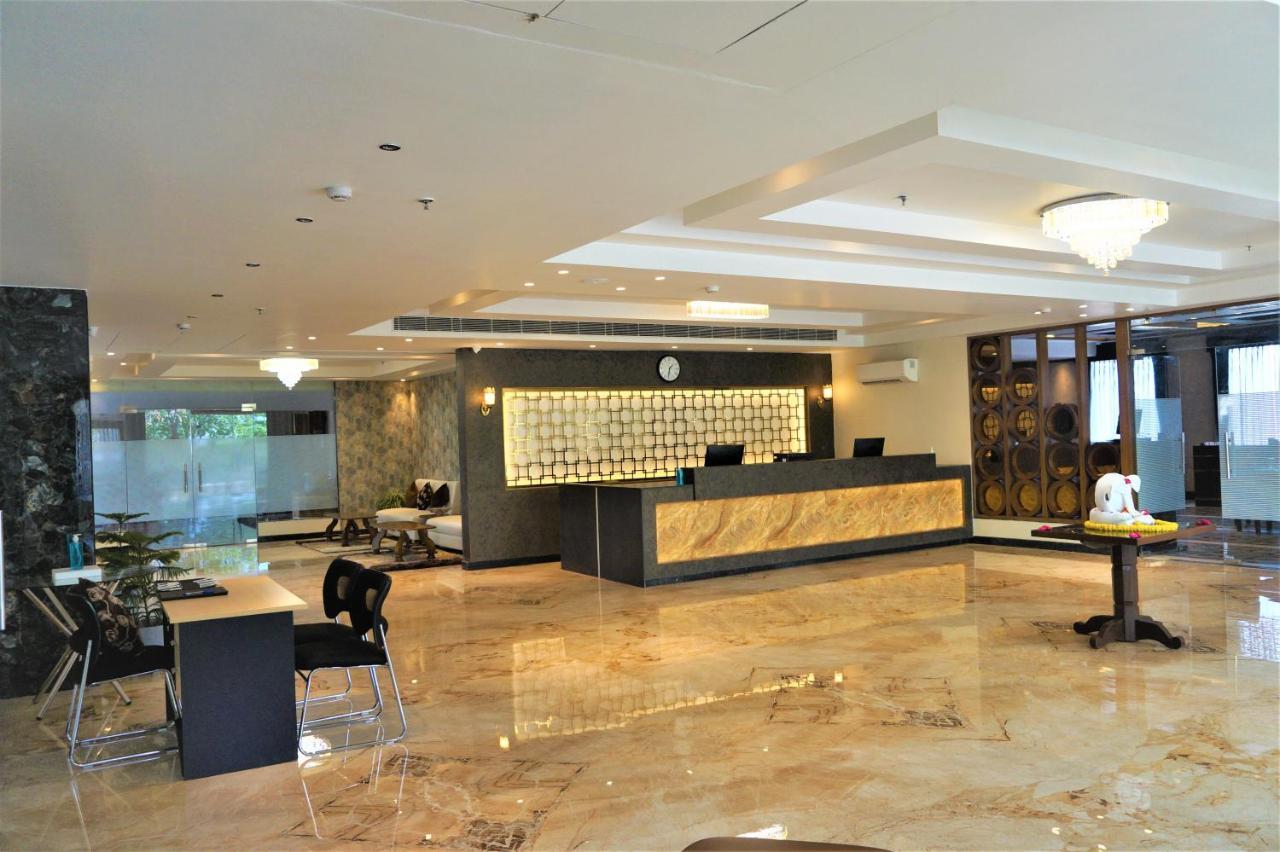 Neel Clarks Inn Express Агра Екстериор снимка
