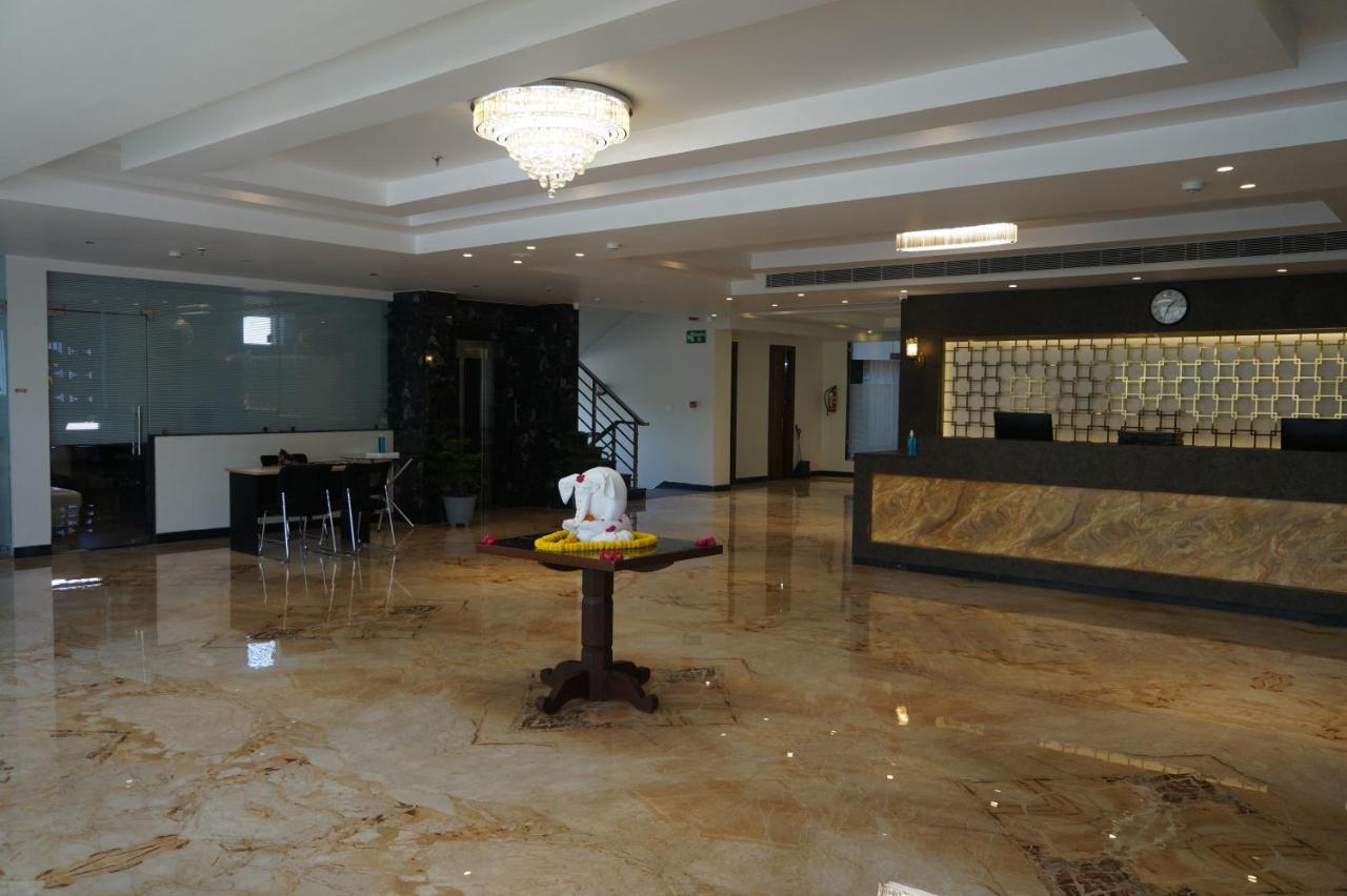 Neel Clarks Inn Express Агра Екстериор снимка