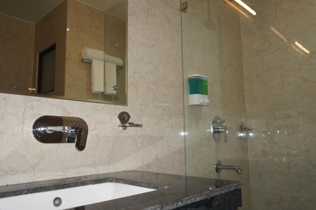 Neel Clarks Inn Express Агра Екстериор снимка