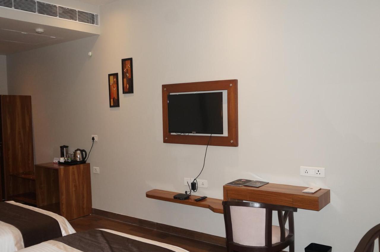 Neel Clarks Inn Express Агра Екстериор снимка
