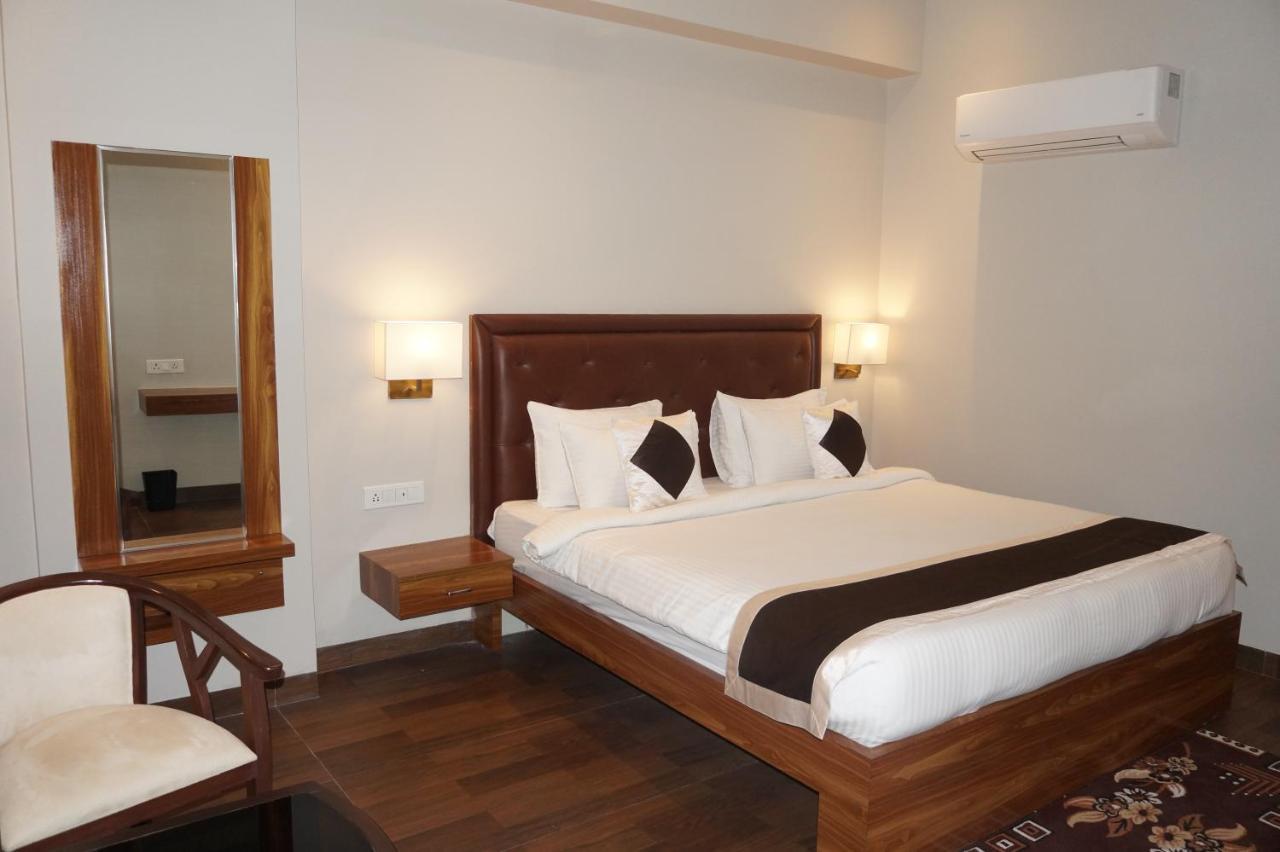 Neel Clarks Inn Express Агра Екстериор снимка