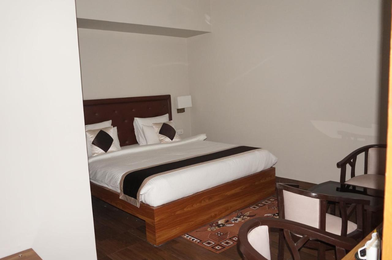 Neel Clarks Inn Express Агра Екстериор снимка